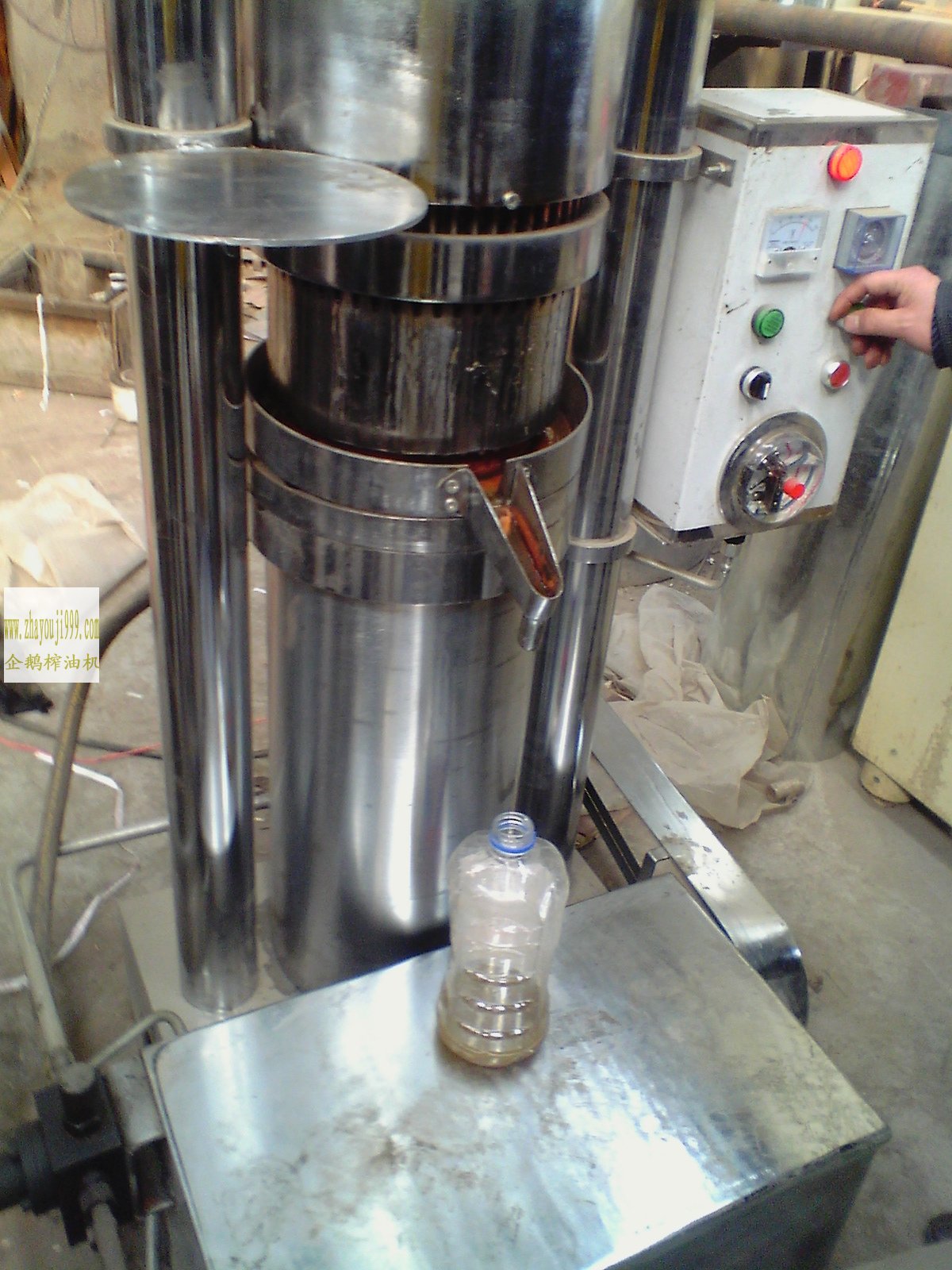 液壓榨油機(jī)壓榨現(xiàn)場示意圖