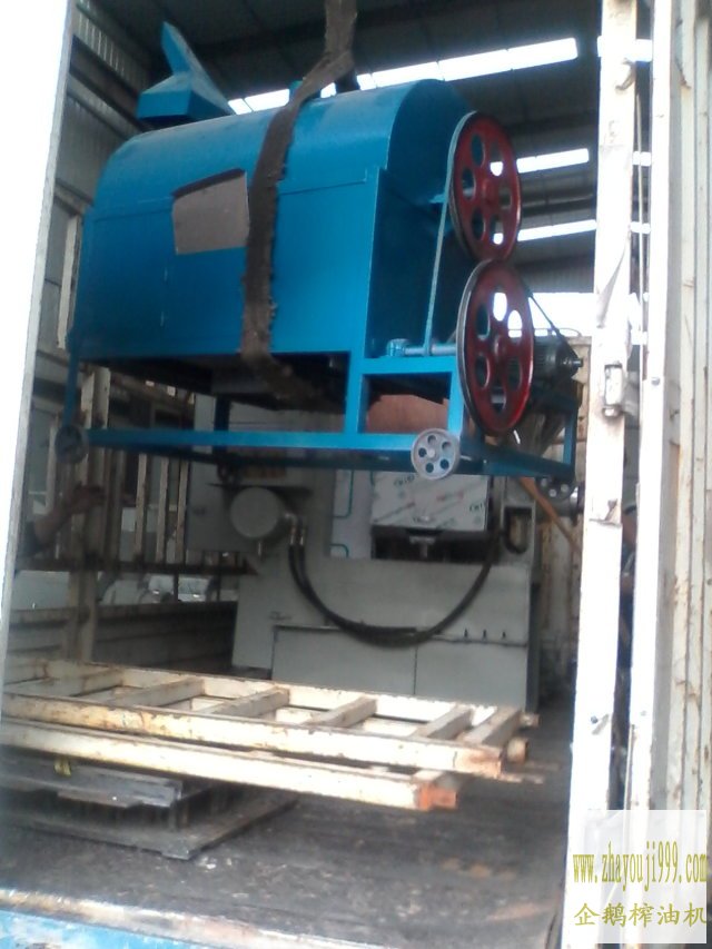 菜籽榨油機(jī)配套設(shè)備裝車現(xiàn)場(chǎng)