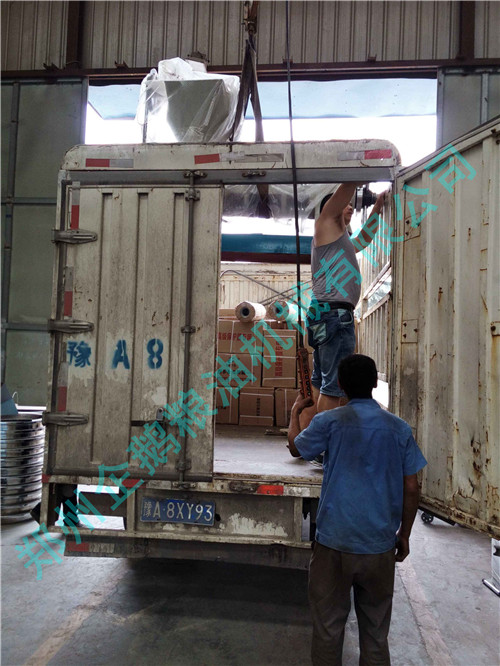 四川萬源客戶小型榨油機設(shè)備發(fā)貨現(xiàn)場(圖1)