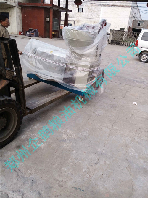 四川萬源客戶小型榨油機設(shè)備發(fā)貨現(xiàn)場(圖2)