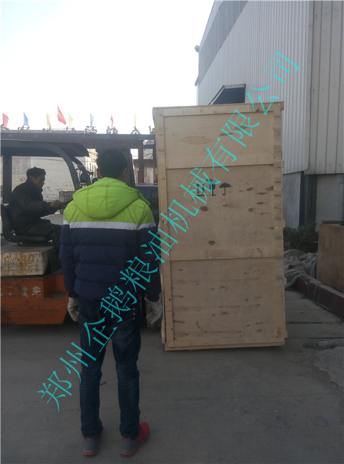 老外預(yù)定的榨油機(jī)設(shè)備今天已經(jīng)發(fā)往青島港(圖1)