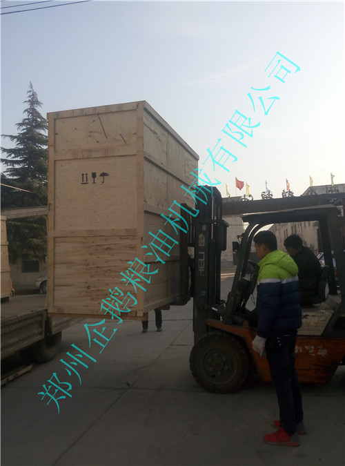 老外預(yù)定的榨油機(jī)設(shè)備今天已經(jīng)發(fā)往青島港(圖2)