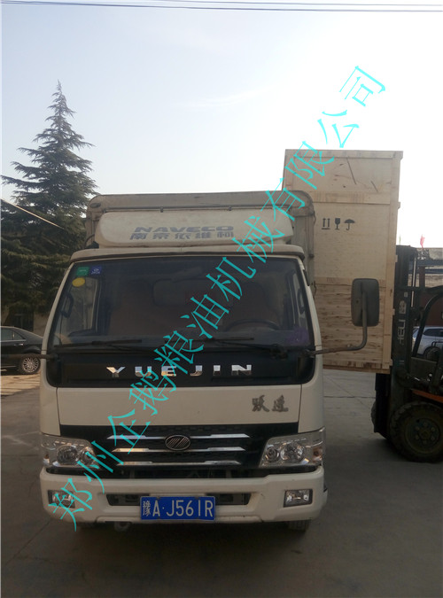 老外預(yù)定的榨油機(jī)設(shè)備今天已經(jīng)發(fā)往青島港(圖3)