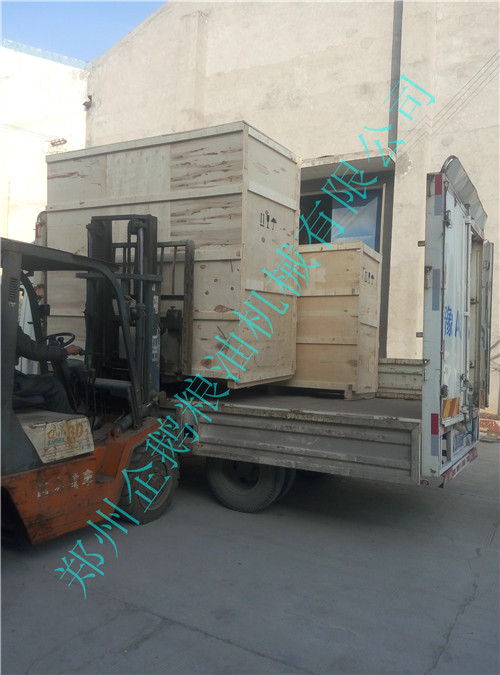 老外預(yù)定的榨油機(jī)設(shè)備今天已經(jīng)發(fā)往青島港(圖4)