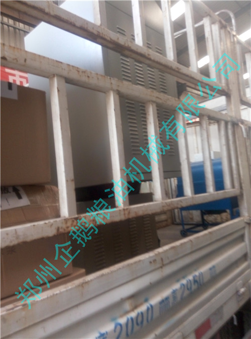 企鵝榨油機(jī)廠家1月6日發(fā)貨現(xiàn)場(圖4)